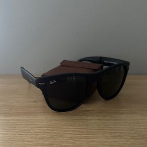 Foldable Wayfarer Ray-Ban Black Sunglasses with Tan Case